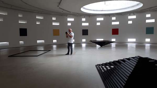 Robert Verhaaf performance RAAMWERK en monochrome schilderijen in Art Chapel Amsterdam