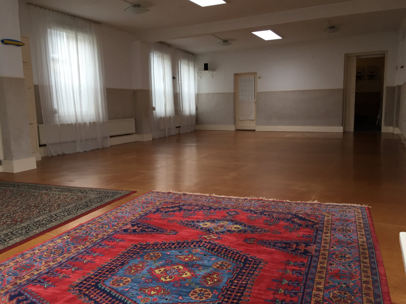 Te huur grote oefenruimte trainingsruimte meditatieruimte yogastudio cursusruimte leslokaal verhuur zaal vergaderzaal met keuken in Nijmegen oost
