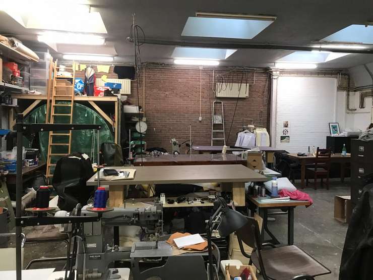 Atelier ruimte delen met industriële naaimachines